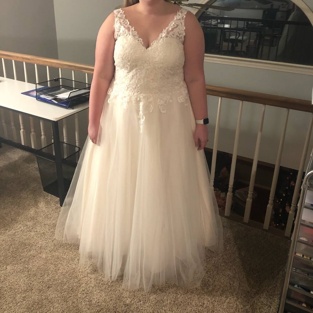 Ivory wedding dress - new with tags!